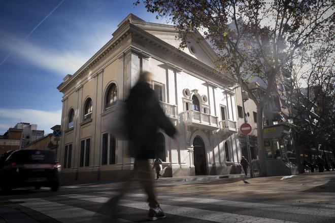 Facgada del Centre Catòlic de LHospitalet, en la Rambla Just Oliveras.