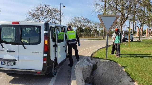 La Policía descubre a 8 inmigrantes sin papeles al dar el alto a dos furgonetas