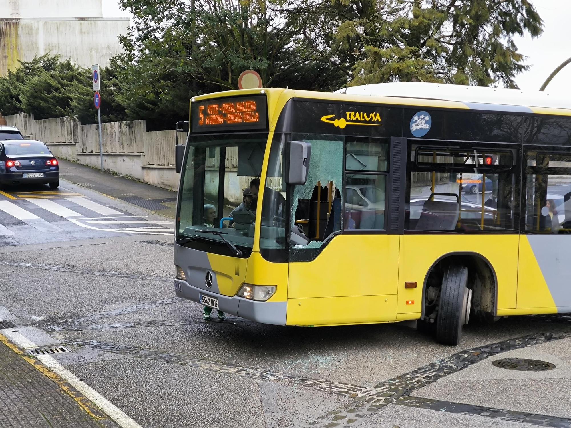 Rompe la ventanilla e intenta agredir a un conductor de un bus urbano de Santiago