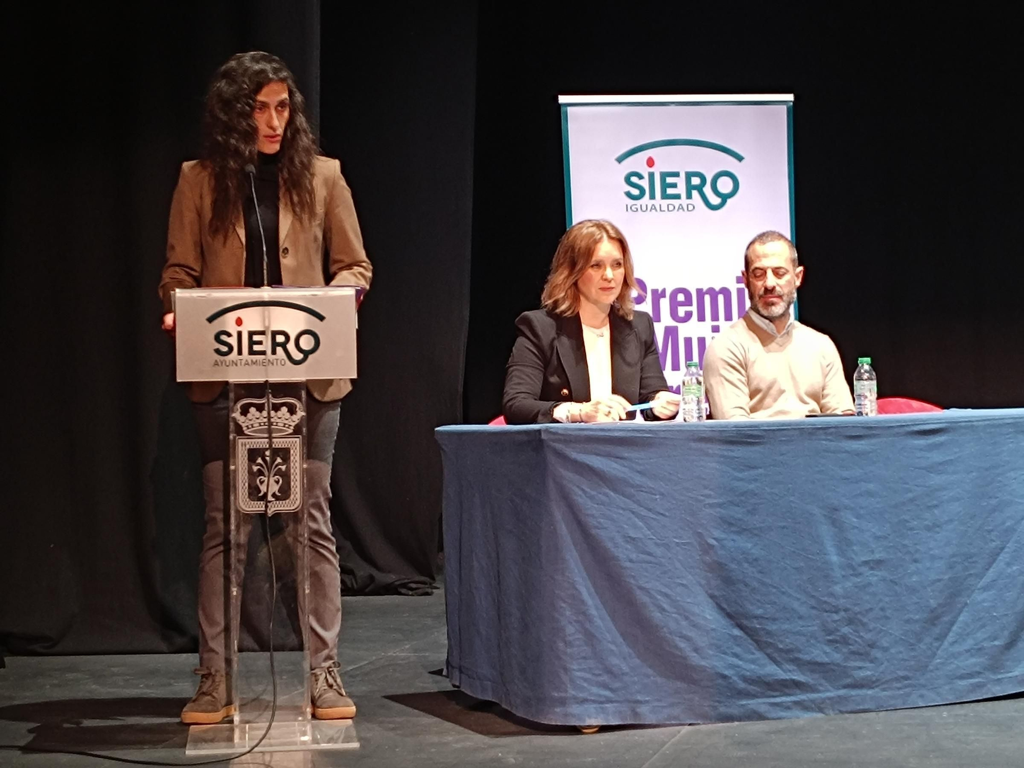 La entrega del Premio Mujer Sierense a Montse Tomé, en imágenes