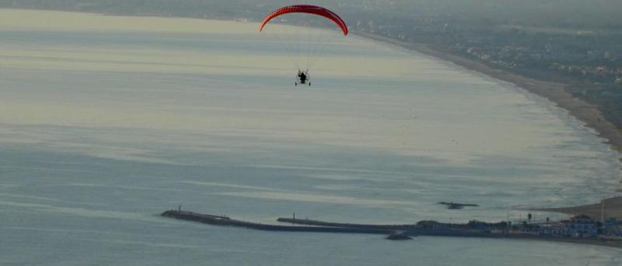 Un paramotor bordea la costa en una imagen de archivo. | VALENCIA CLUB PARAMOTOR