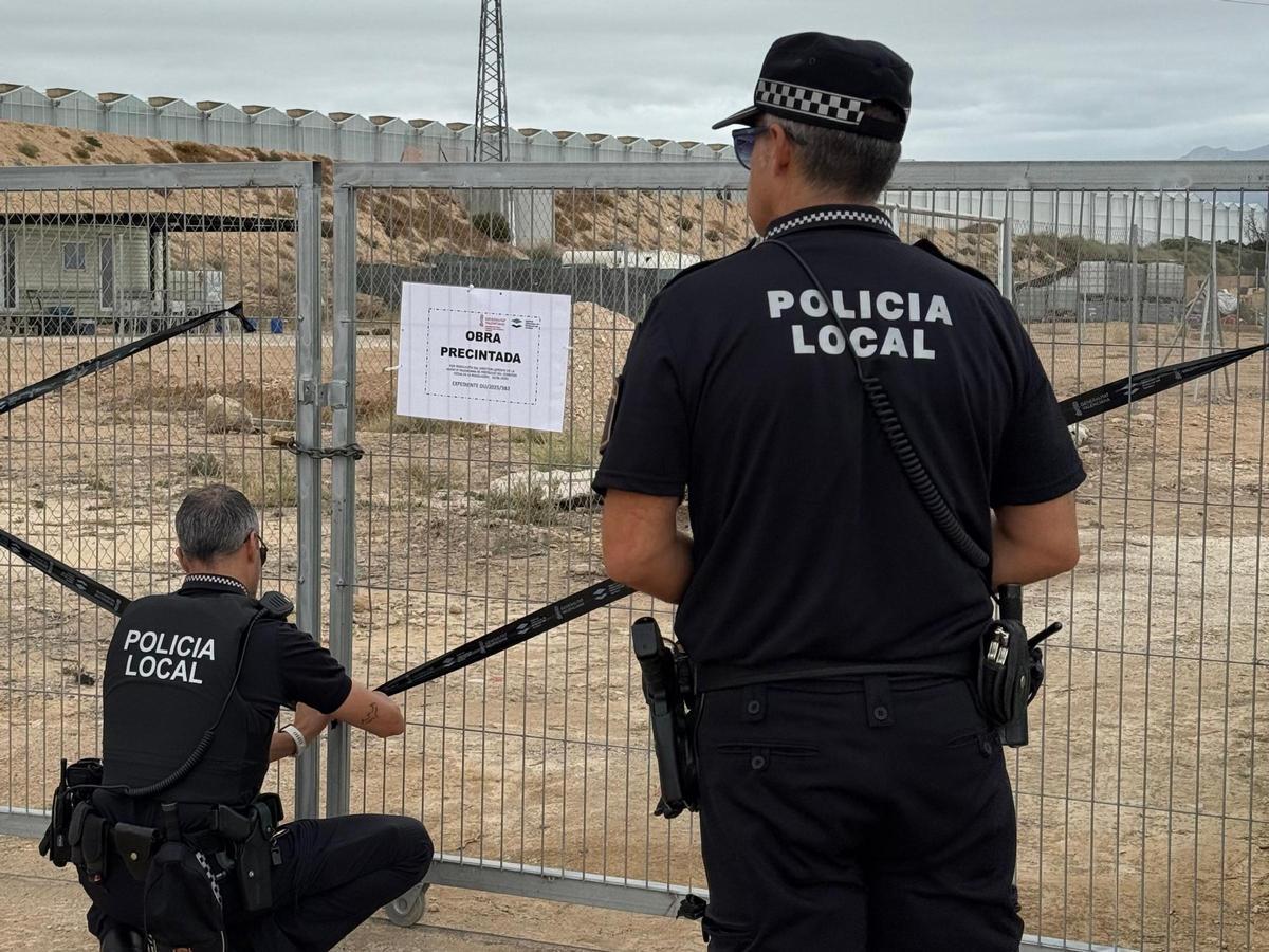 La Policía Local clausura el terreno reparcelado de manera irregular en San Vicente