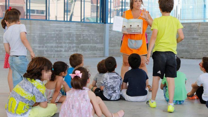 Unos niños participan en una de las actividades.