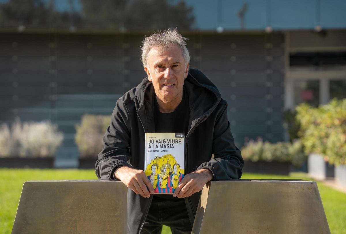 Xavi Torres posa con su libro frente delante de la residencia de deportistas del Barça en la ciudad deportiva.
