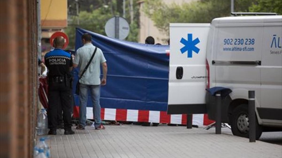 Policías y personal sanitario intervienen en el lugar donde se perpetró el crimen, en Castelldefels, ayer.