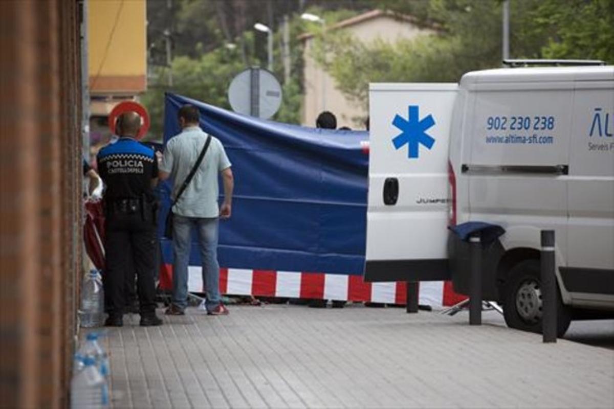 Policies i personal sanitari intervenen al lloc on es va perpetrar el crim, a Castelldefels, ahir.