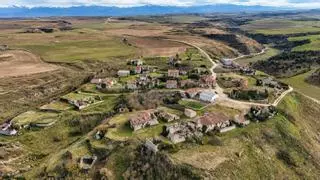 En 1994 este pueblo de Burgos se quedó sin su último vecino; 32 años después Los Javis lo convirtieron en escenario para 'La bola negra'