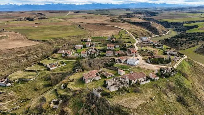En 1994 este pueblo de Burgos se quedó sin su último vecino; 32 años después Los Javis lo convirtieron en escenario para 'La bola negra'