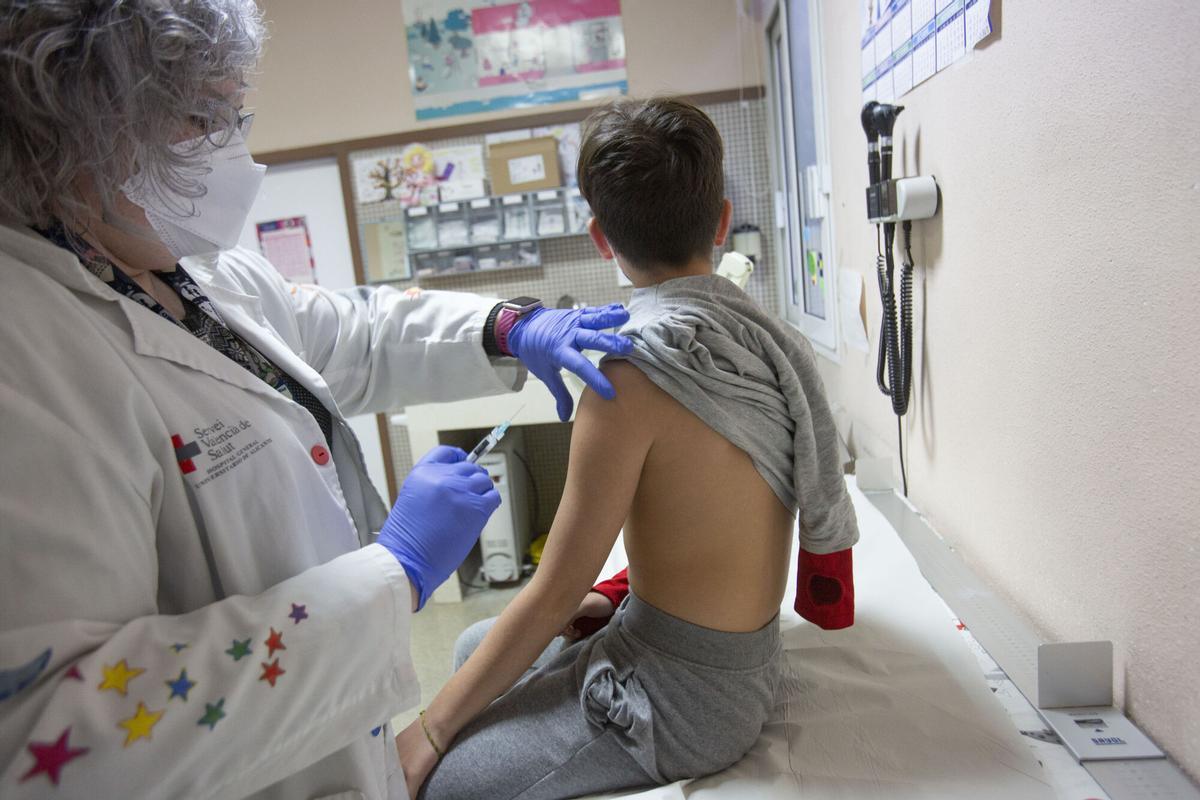 ALICANTE. SANIDAD SALUD VACUNACION CENTRO DE SALUD NIÑOS NIÑO VACUNA Más de cinco mil chicos de 12 años se vacunan contra el papiloma en la provincia las vacunas frente al virus del papiloma humano