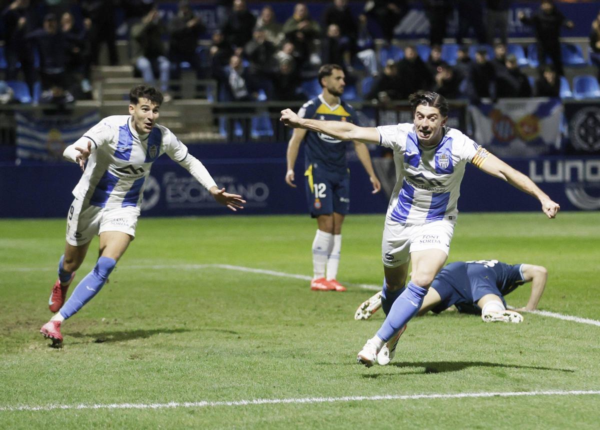 Jaume Tovar celebra junto a Jaume Pol el gol de la victoria.