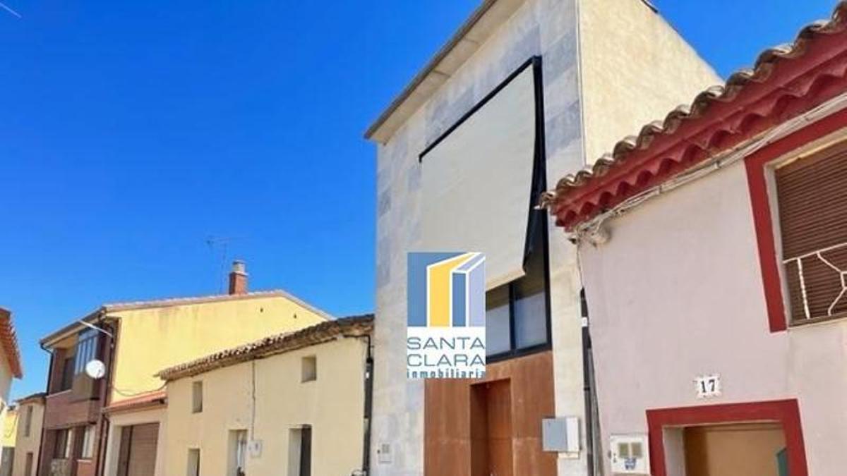 Fachada de la vivienda a la venta en Morales del Vino.