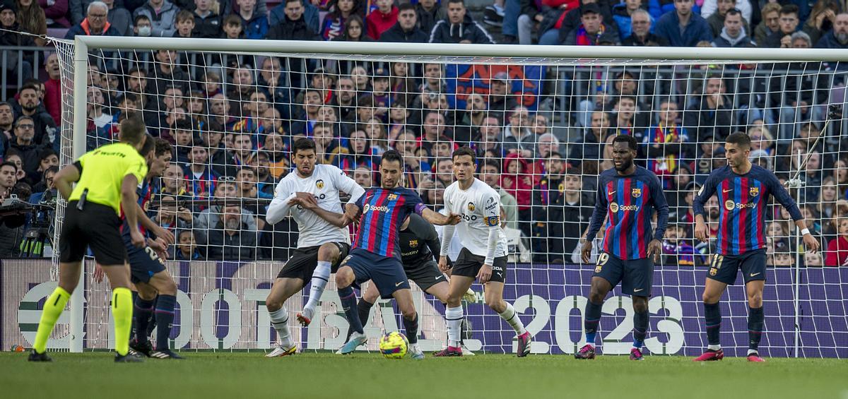 Busquets defiende un balón en su área en la parte final del encuentro ante el Valencia