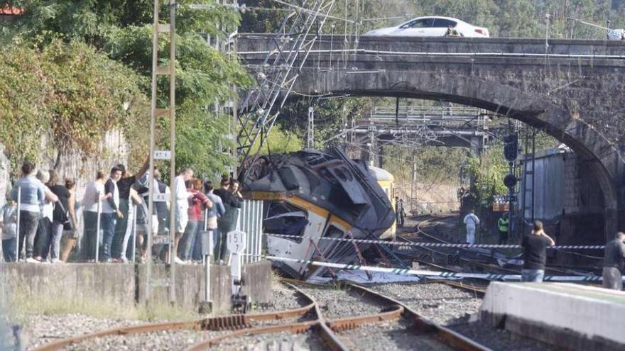 Un grupo de vecinos en el lugar donde chocó el tren Celta.