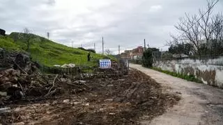 Las máquinas se adentran en el Alto de Fuente Fría de Cáceres y empiezan a derribar las viviendas