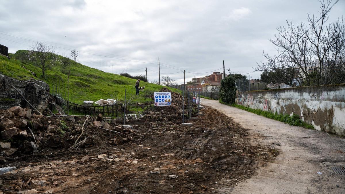 Vídeo | Comienza la demolición de edificaciones en la calle Alto de Fuente Fría de Cáceres
