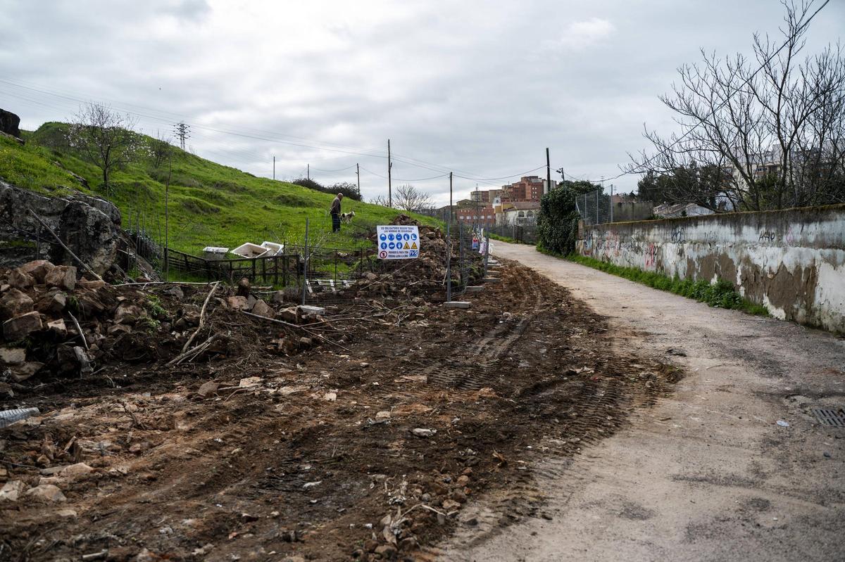Galería | Comienzan los derribos en la calle Alto de Fuente Fría de Cáceres