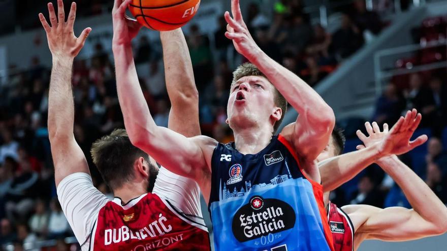 Karlis Silins entra a canasta tras superar la defensa de Dubljevic. | ACB Photo