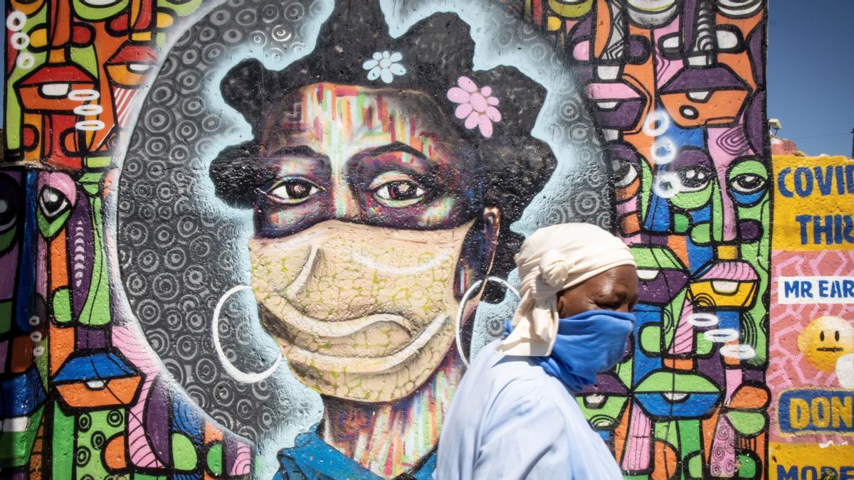 Un mural exhibe una mascarilla en el barrio de Soweto en Suráfrica