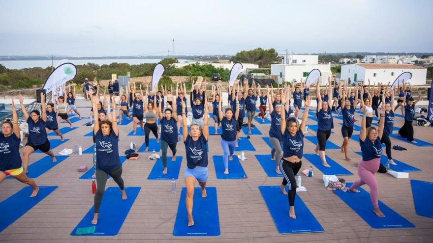 Éxito del yoga al atardecer en Formentera