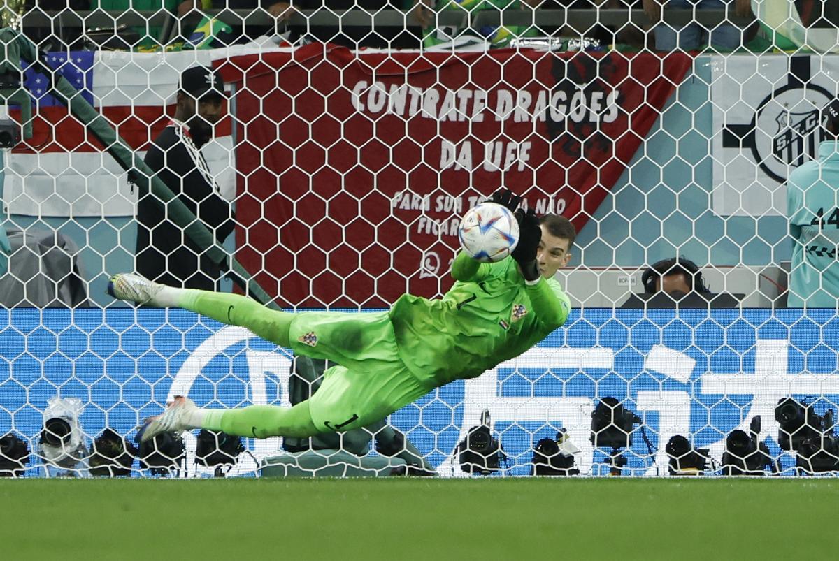 Livakovic detiene el primer penalti a Rodrygo contra Brasil.