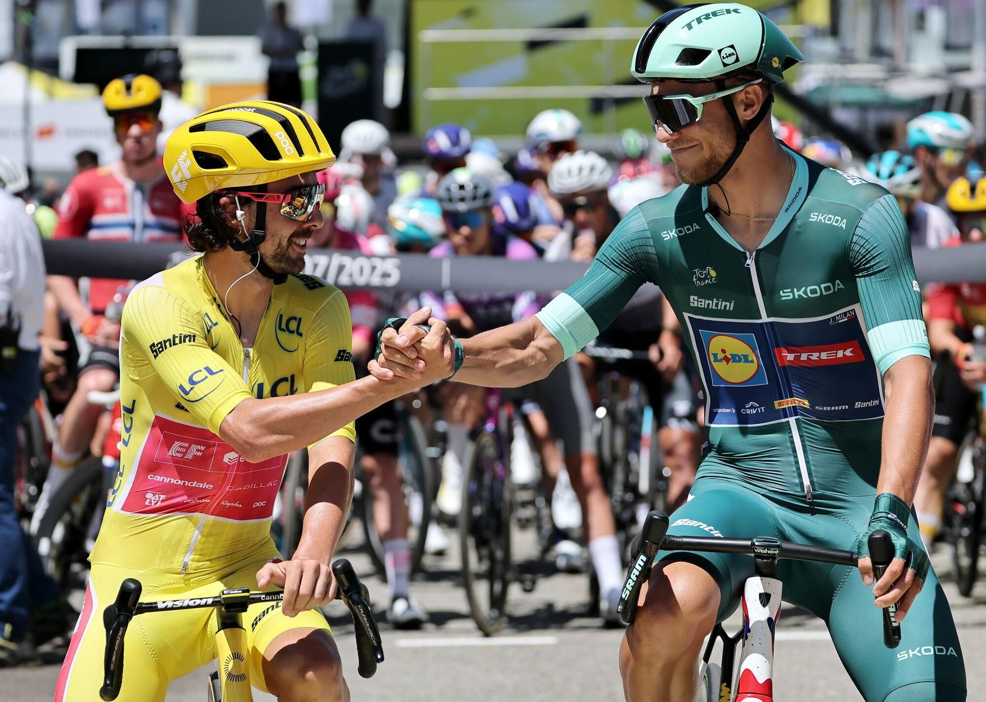 Toulouse (France), 16/07/2025.- The Yellow Jersey overall leader Irish rider Ben Healy (L) of EF Education - EasyPost team shakes hands with Green Jersey points leader Italian rider Jonathan Milan of Lidl - Trek team before the start of the 11th stage of the Tour de France cycling race over 156.8km around Toulouse, France, 16 July 2025. (Ciclismo, Francia) EFE/EPA/CHRISTOPHE PETIT TESSON
