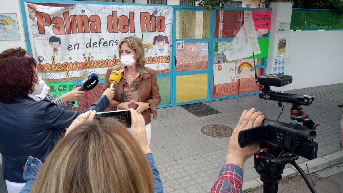 Inmaculada Troncoso atiende a los medios en su visita al Vicente Nacarino de Palma del Río.