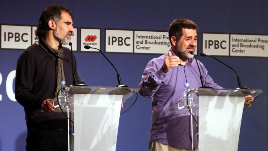 El president d&#039;Òmnium Cultural, Jordi Cuixart, i el president de l&#039;ANC, Jordi Sánchez, al Centre Internacional de Premsa