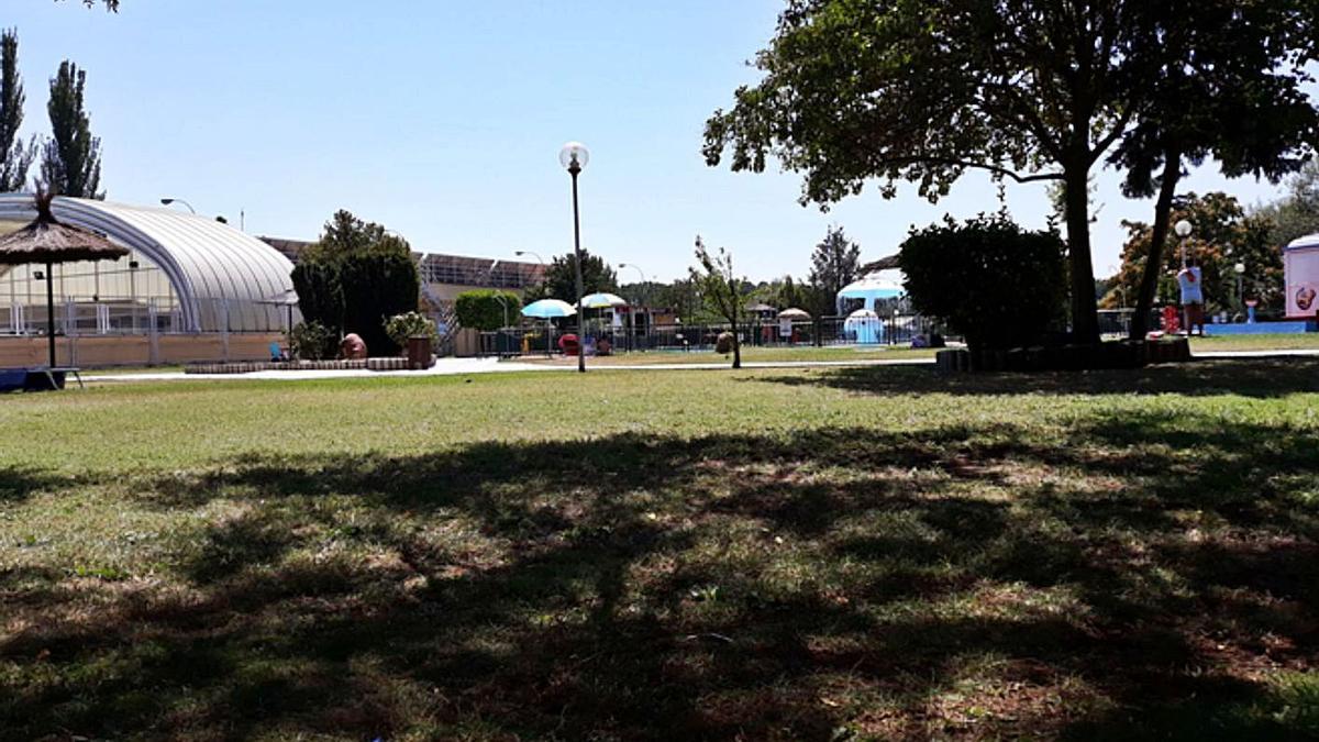 Una jornada de agosto en las piscinas de Benavente. | E. P.