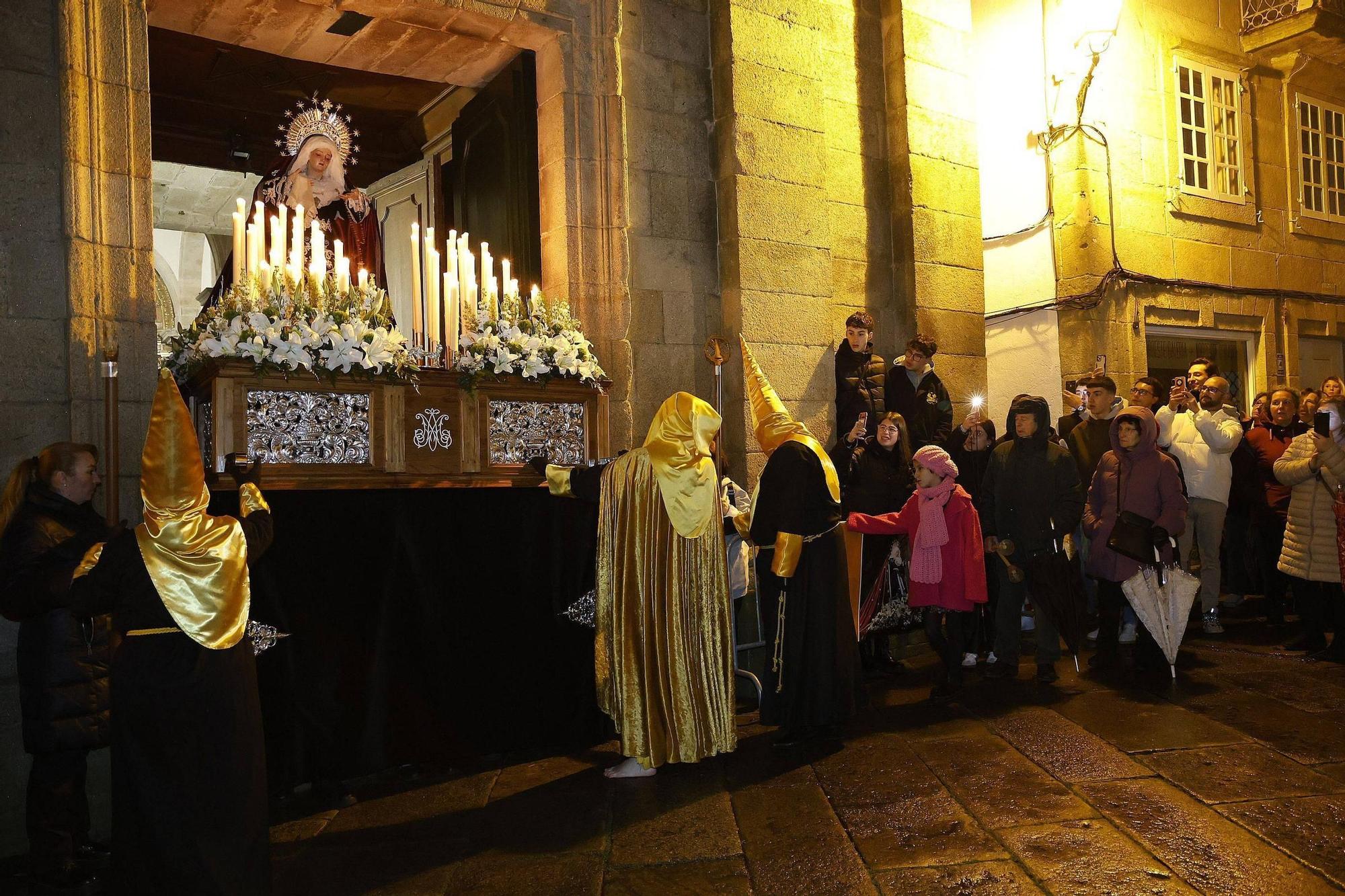 La procesión de Nuestra Señora de la Humildad venció a la lluvia este lunes