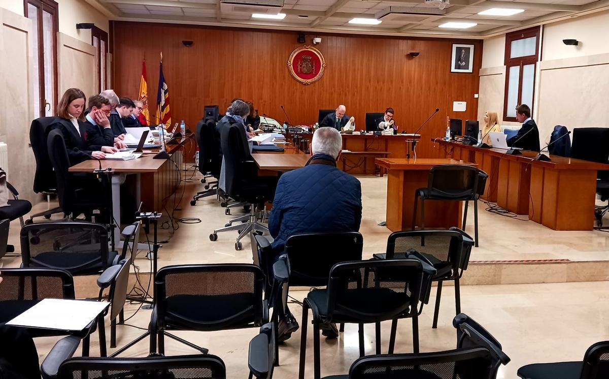El oficial mayor de notaría encausado, durante el juicio en la Audiencia de Palma.