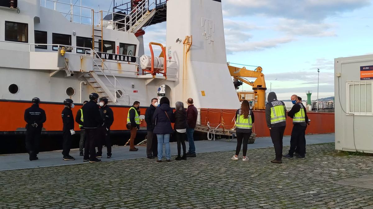 Agentes antidroga esperando la llegada de la comisión judicial este jueves en el puerto de Vigo.