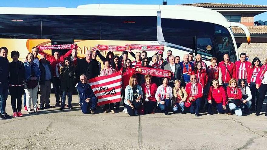 A la izquierda, el viaje organizado por la Federación de Peñas Sportinguistas, en una parada en el camino. A la derecha, José Argelio, de la peña Ámbar, con su mujer en Los Pajaritos.