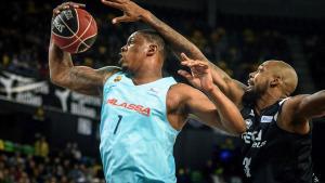 El azulgrana Seraphin captura un rebote ante Gladness