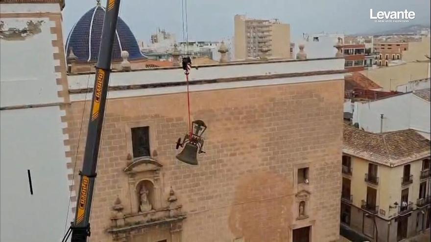 Campanas al vuelo en Dénia: Así han bajado la Maria de la Victòria, la gran campana de 1.425 kilos