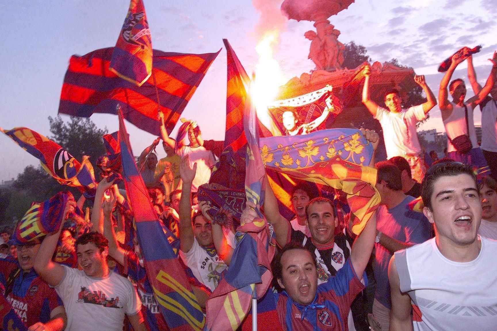 Rememora anteriores ascensos del Levante con imágenes ya históricas