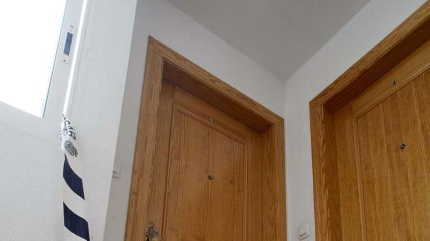 La puerta de la vivienda donde se produjo el suceso