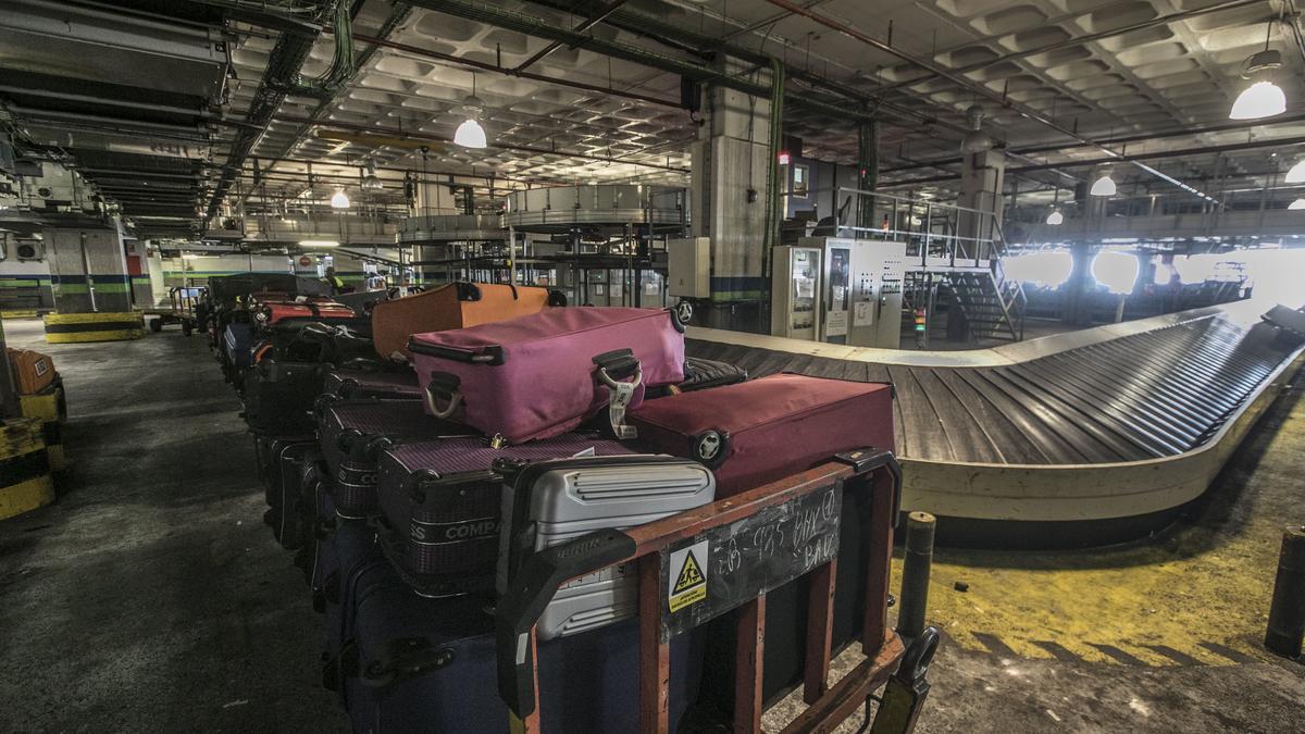 Facturación de las maletas en el aeropuerto Tenerife Sur.