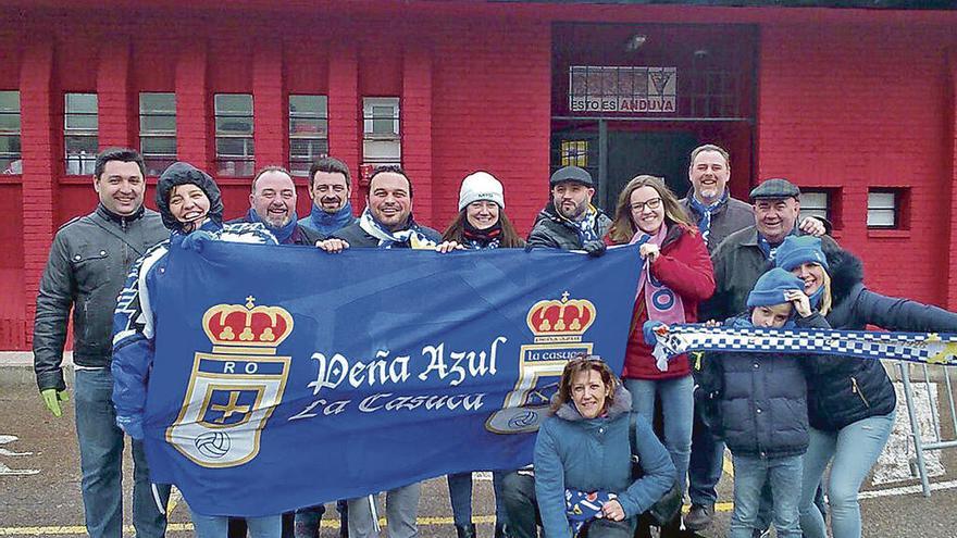 Componentes de la peña azul La Casuca a las puertas del estadio de Anduva.