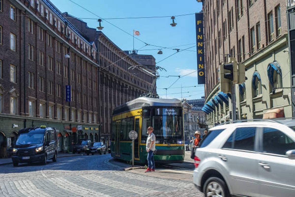 Coches y el tranvía por las calles de Helsinki (Finlandia)