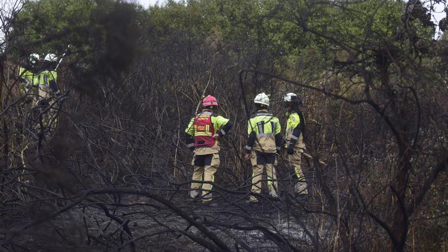 Los bomberos de A Coruña apagan un fuego en matorrales cerca del colegio de Maristas