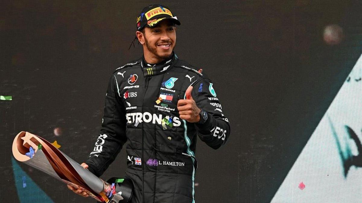 El piloto británico del ganador de Mercedes, Lewis Hamilton, celebra con el trofeo en el podio después del Gran Premio de Fórmula Uno de Turquía en el circuito Intercity Istanbul Park en Estambul