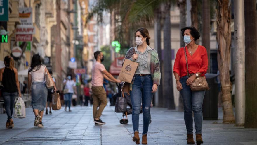 Varias personas transita por la calle del Castillo.