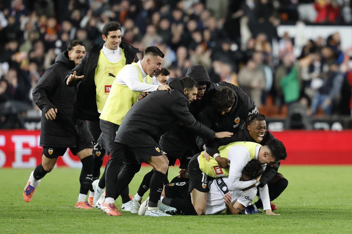 El Valencia CF celebra el gol de la victoria de Hugo Duro.