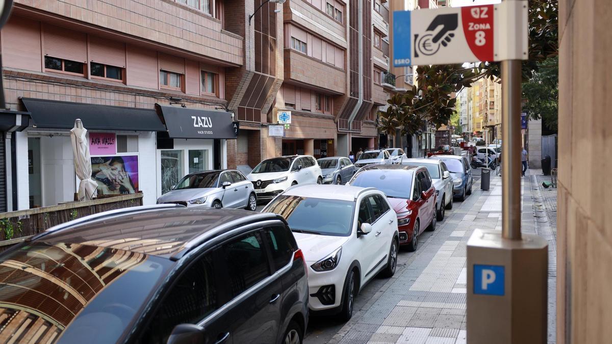 Una calle en el centro de Zaragoza con control de estacionamiento.