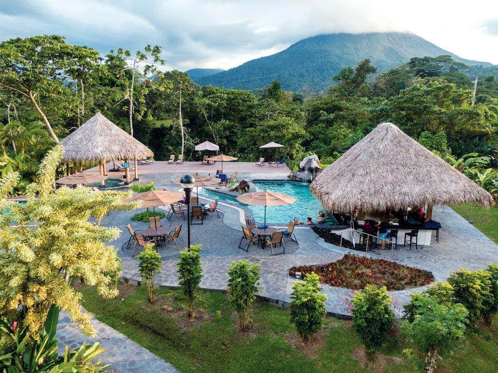 Aguas termanes en el Arenal Manoa, Costa Rica