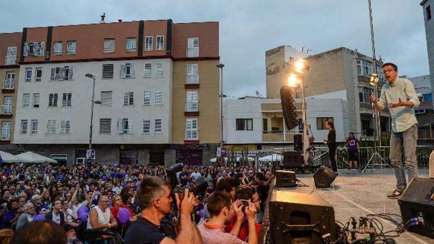 Íñigo Errejón interviene en el acto de la plaza del Pilar tras ponerse en pie a petición del público.