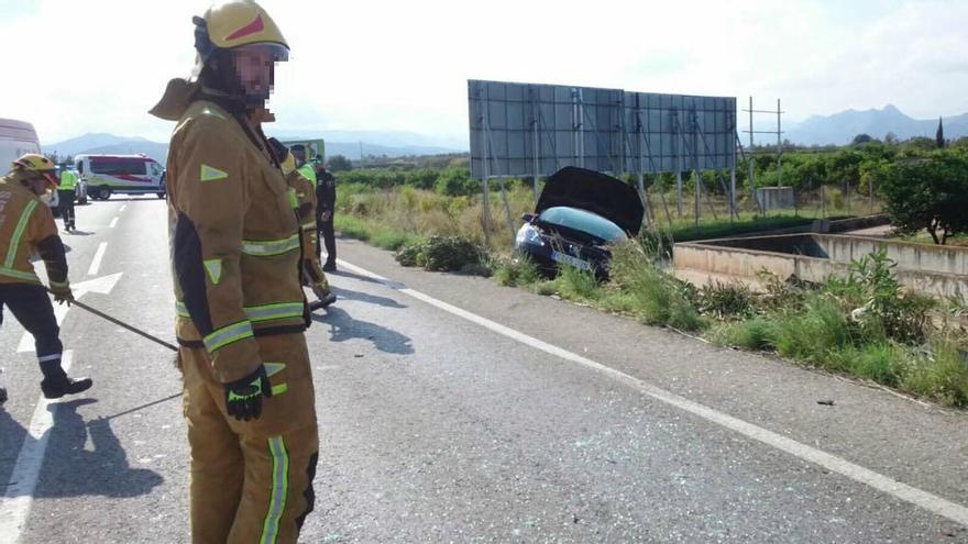 Una fallecida y cuatro heridos, dos graves, en un accidente múltiple en el acceso a Dénia