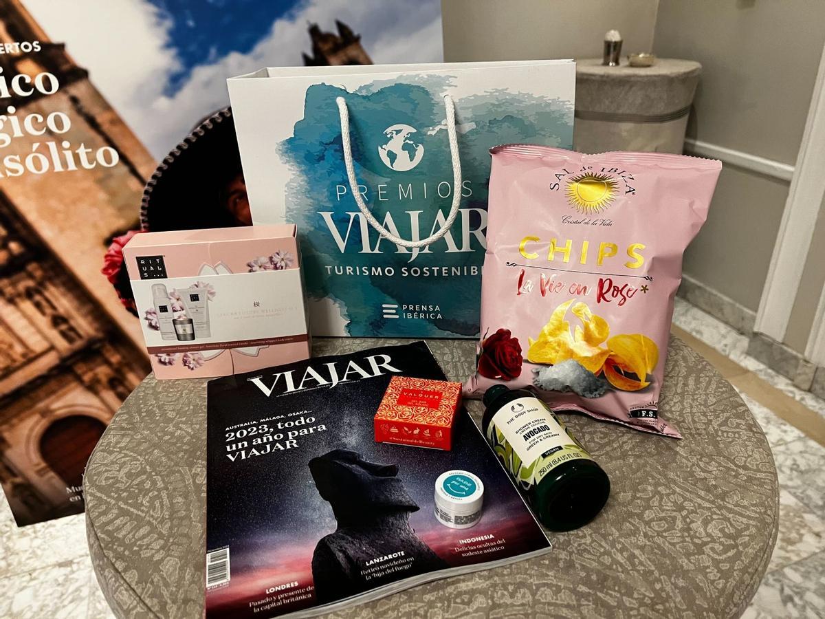 A los asistentes al acto se les entregó un obsequio que incluía productos de Valquer Laboratorios, Rituals, The Body Shop, Babe y Sal de Ibiza