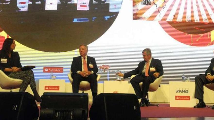 De izquierda a derecha, la moderadora Olga Abad, de Banco Santander; Clemente González, Jorge Sendagorta y José Moya durante el debate.