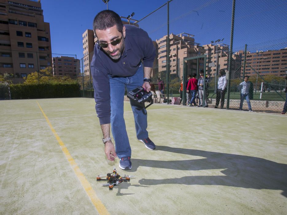 Alicante celebra el primer curso de construcción y pilotaje de drones de carreras para niños.